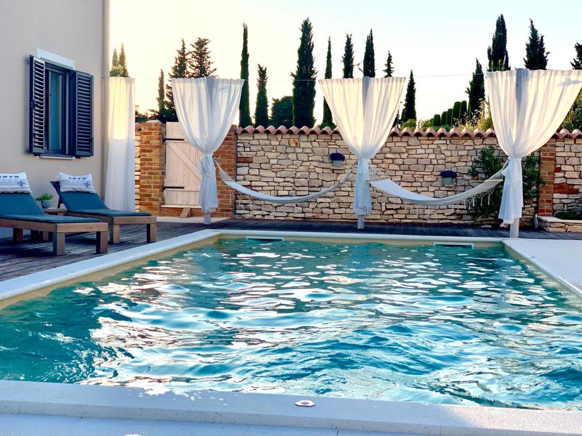 Ferienwohnungen VI La Mare With Heated Pool 자다르 외부 사진