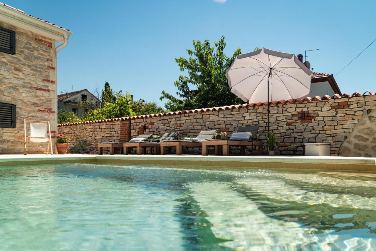 Ferienwohnungen VI La Mare With Heated Pool 자다르 외부 사진